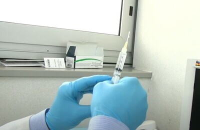 Проведение кодирования Вивитролом в Краснокамске Шприц с Вивитролом в руках у врача